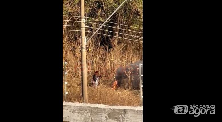 Casal é flagrado em vídeo ateando fogo em mata em São Carlos; veja vídeo - 