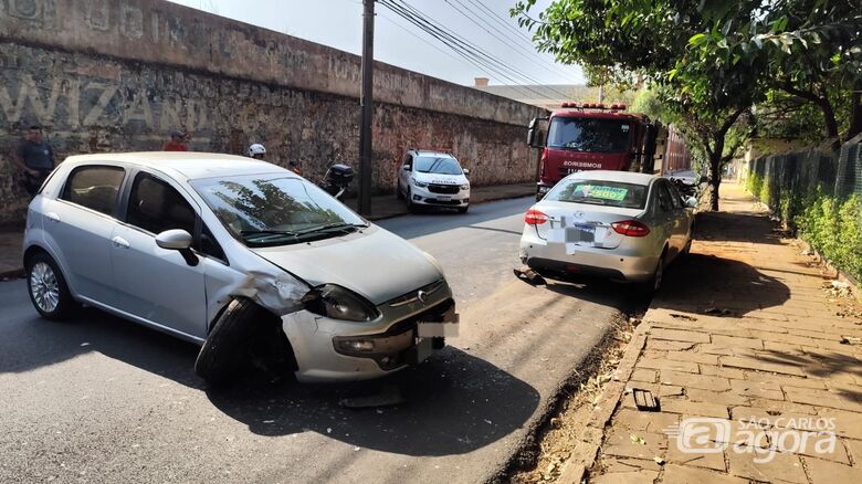 Mulher passa mal ao volante e bate em carro estacionado no Centro  - Crédito: Maycon Maximino 