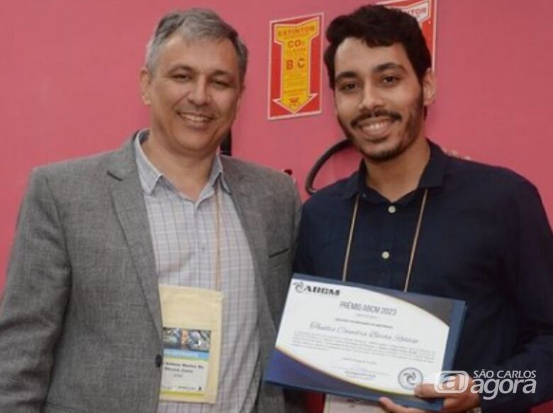 Thalles (a direita) recebendo o certificado do prêmio junto do vice-presidente da ABCM, Prof. Amir Antônio Martins Jr. Fonte: Instagram ABCM - 