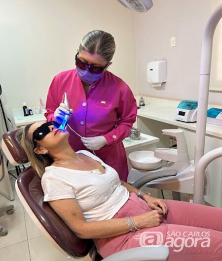 Momento da aplicação do Laser/Led no tratamento e na Harmonização Orofacial - Crédito: divulgação