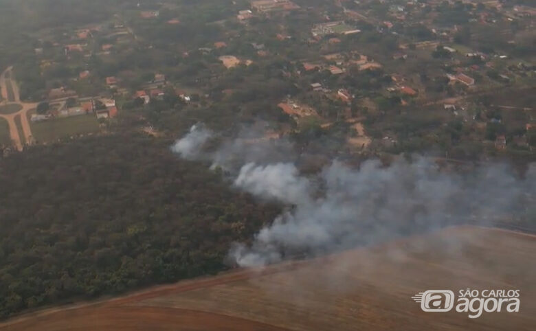 Incêndio de grandes proporções consome área de preservação no Arace de Santo Antônio  - Crédito: Foto Drone Le Petit