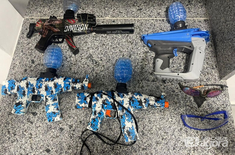 Armas de brinquedo que disparam bolas de gel apreendidas pela polícia - Crédito: Divulgação 