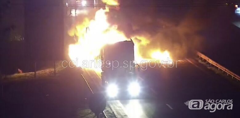 Incêndio em caminhão trava a rodovia Washington Luís -
