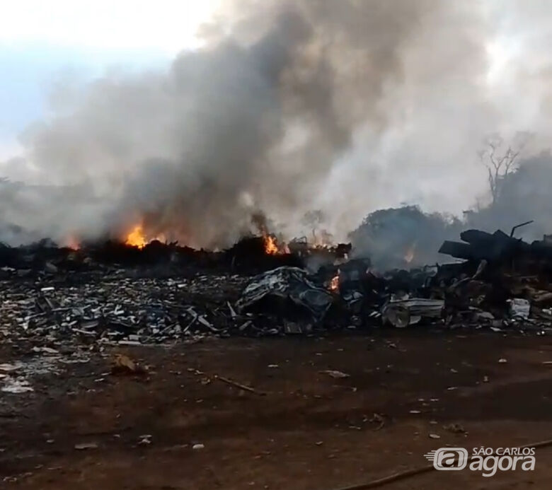 Queimada provoca incêndio de grandes proporções em depósito de materiais recicláveis  - 