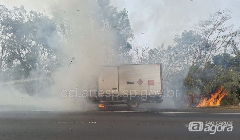 Caminhão com carga perigosa pega fogo na Washington Luís - 