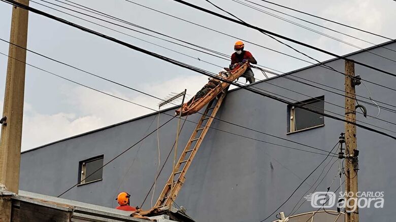 Momento em que vítima é resgatada pelo Corpo de Bombeiros - Crédito: Arquivo 