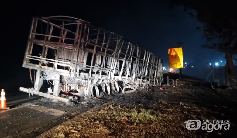 Carreta é destruída por incêndio após pane mecânica - Crédito: artesp