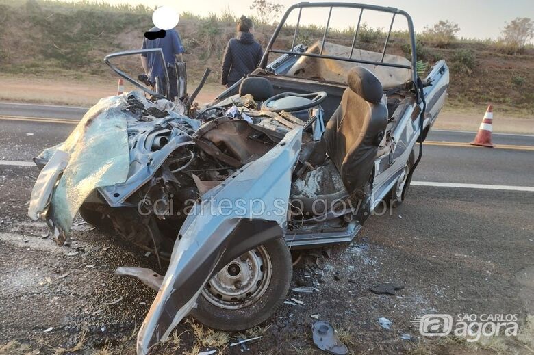 Motorista morre após colidir frontalmente contra caminhão na SP-197 - 