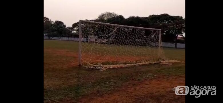 Campo do distrito de Água Vermelha: sem demarcação e redes furadas - Crédito: Reprodução