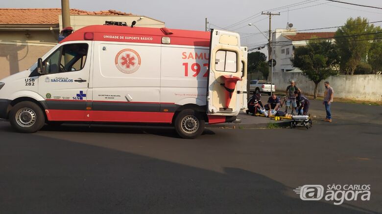 Socorristas prestam atendimento ao ciclista com múltiplas escoriações e possível fratura - Crédito: Maycon Maximino