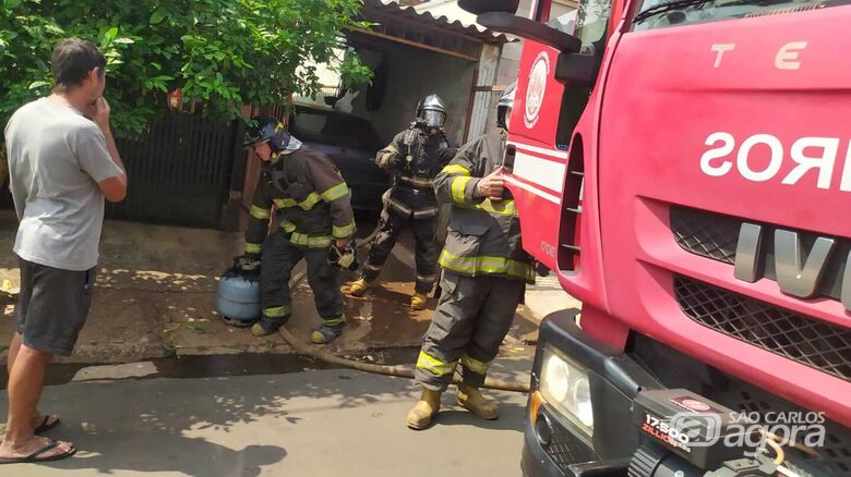 Bombeiros em ação: combatentes do fogo, debelaram as chamas - Crédito: Maycon Maximino