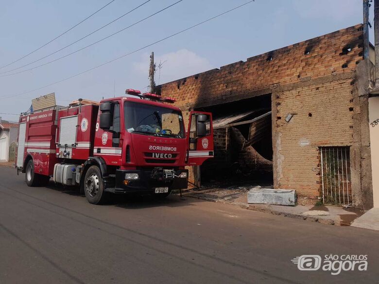 Corpo de Bombeiros debelou as chamas que consumiram um barracão no Botafogo - Crédito: Divulgação