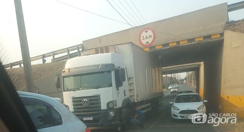 Caminhão enrosca em pontilhão no Santa Maria e provoca congestionamento - 