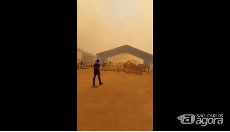 Fumaça de incêndio "engole" o Centro de Manutenção da Latam; veja o vídeo - 