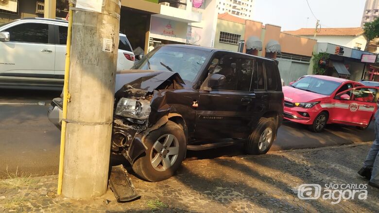 Carro chegou a colidir em um poste: motorista teve mal súbito - Crédito: Maycon Maximino