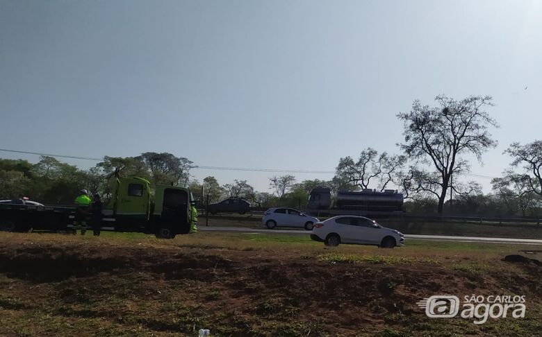 Motociclista ficou ferido após colisão na SP-310 - Crédito: Maycon Maximino