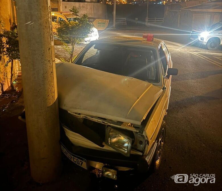 Gol ficou parcialmente destruído após colidir contra um poste na Bela Vista - Crédito: SCA