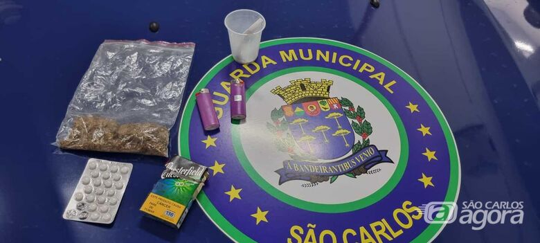 Dupla é flagrada enrolando cigarro de maconha dentro da UPA do Cidade Aracy - 