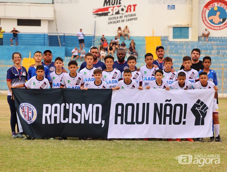 Um exemplo de cidadania, dado por crianças e que deveriam ser seguidos por todos os adultos: Racismo, aqui não! - Crédito: Jhonatan Celestino