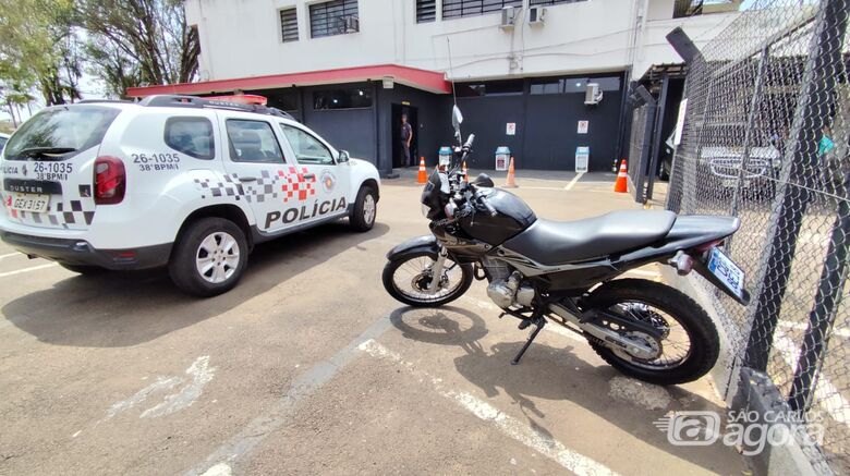 Moto de origem suspeita foi apreendida pela PM - Crédito: Maycon Maximino