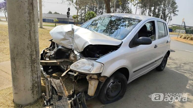 Carro teve prejuízos de grande monta ao colidir contra o poste - Crédito: Maycon Maximino