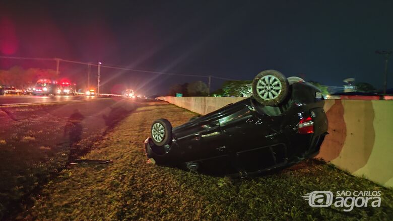 Carro capota após colidir em moto na Washington Luiz - Crédito: Maycon Maximino