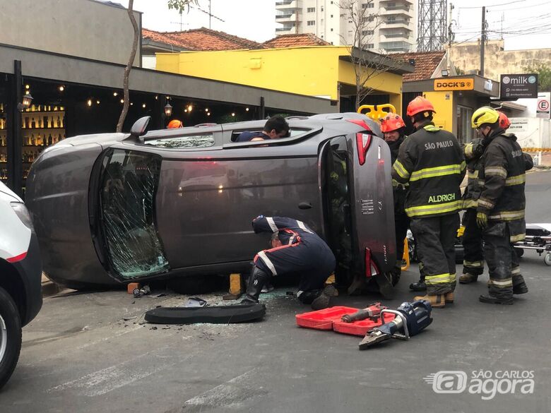 Carro capota após colisão em cruzamento no Centro - 