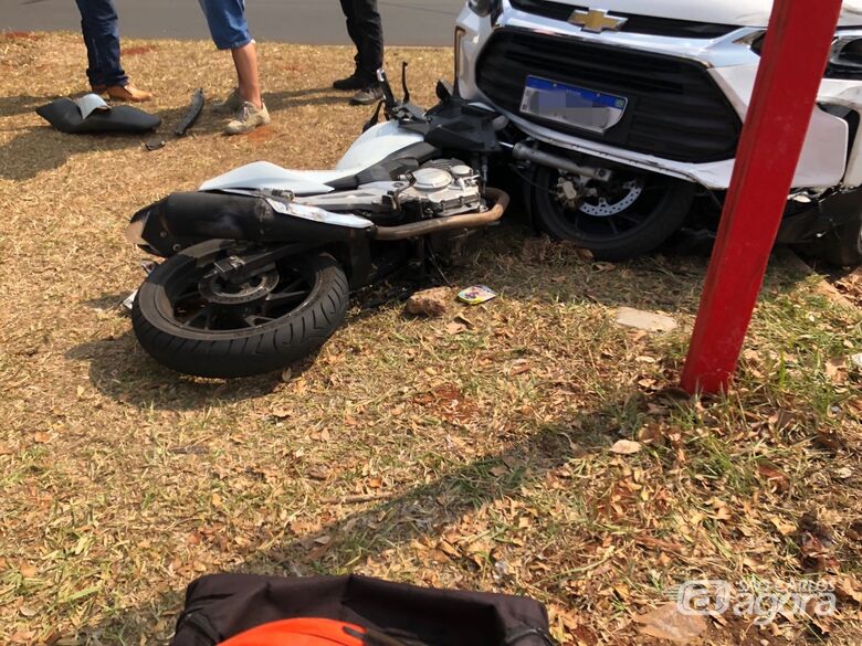 Motociclista se fere em colisão com carro no Jardim Botafogo - Crédito: Gabriel Henrique