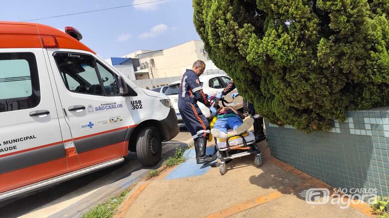 Motociclista é socorrido com ferimentos e encaminhado à Santa Casa - Crédito: Maycon Maximino