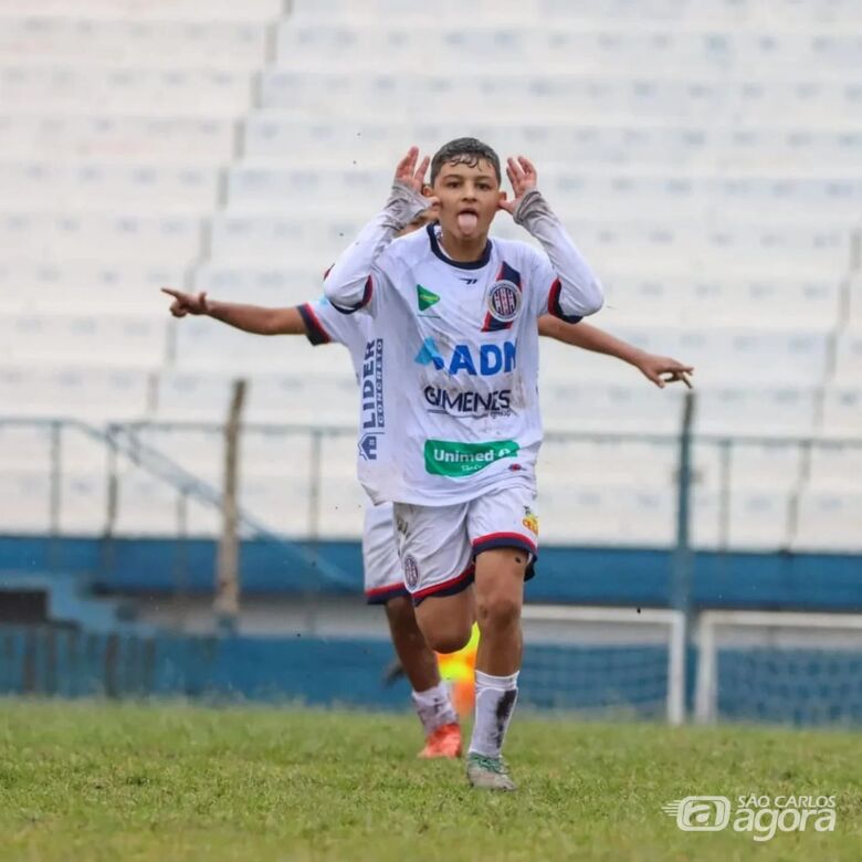 Davi Ferreira comemora o gol que deu a vitória para o time sub12 - Crédito: Jhonatan Celestino