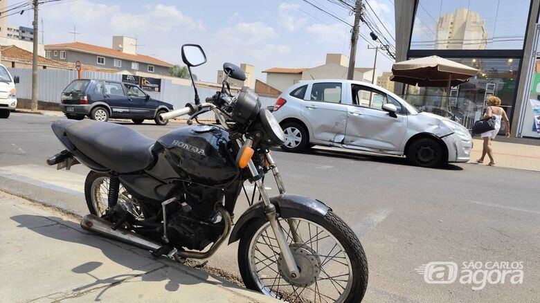 Motociclista não parou e acertou a lateral de um carro - Crédito: Maycon Maximino