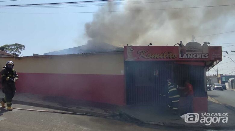 Bombeiros em ação: chamas foram debeladas em lanchonete - Crédito: Maycon Maximino