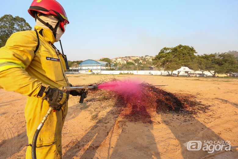 Testes realizados pela Defesa Civil em ambiente controlado mostraram a extinção de um foco de fogo em um minuto e 40 segundos. Foto: Governo de SP - 