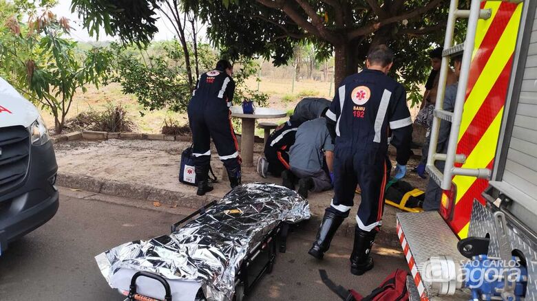 Ciclista, inconsciente, é socorrido e foi encaminhado à Santa Casa - Crédito: Maycon Maximino