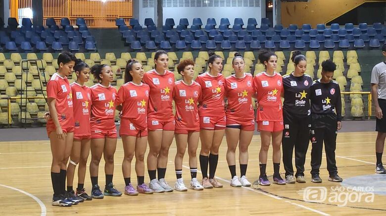 Contra a melhor equipe do Brasil no ‘hand’ feminino, São Carlos fez treino de lixo - Crédito: Divulgação