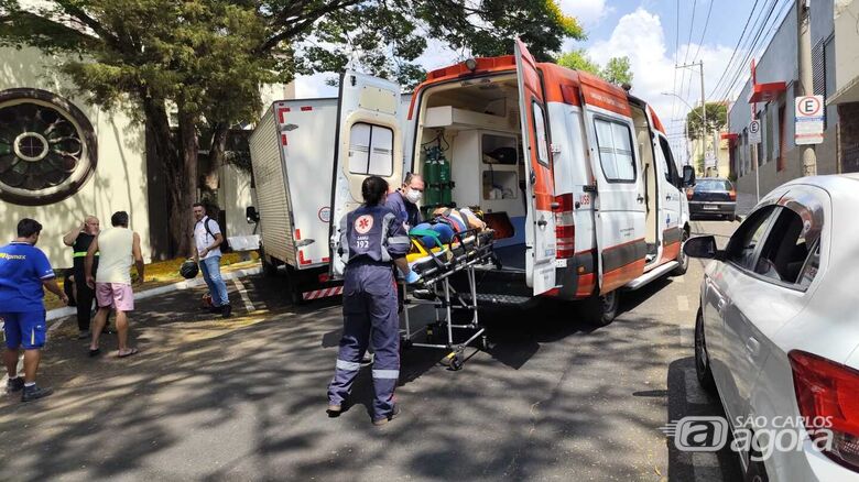 Motociclista é socorrida após se envolver em acidente no centro - Crédito: Maycon Maximino