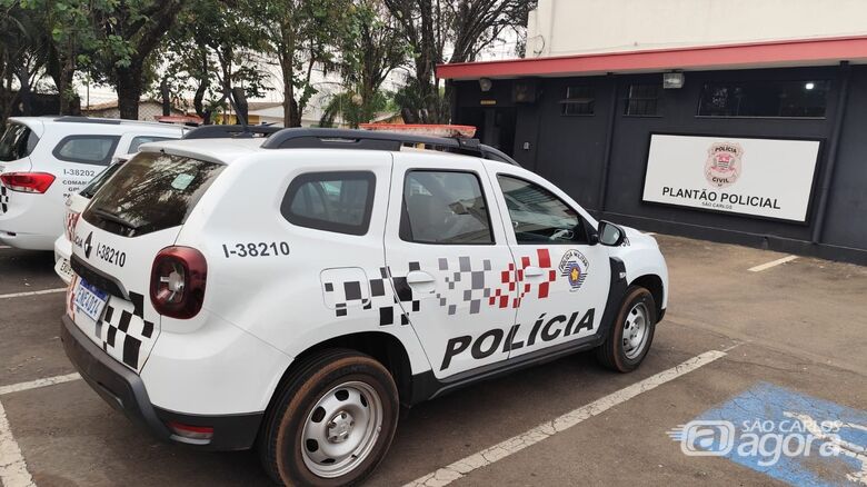 Viatura apresentando a ocorrência no plantão policial - Crédito: Maycon Maximiano 