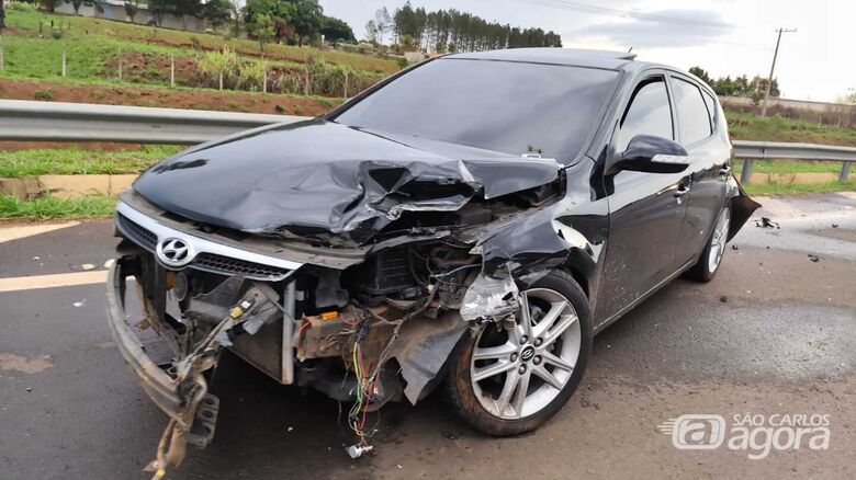 Carro ficou com a frente danificada - Crédito: Maycon Maximino