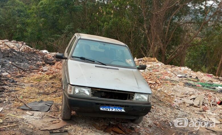 Homem é flagrado desmanchando carro furtado em mata no Antenor Garcia  - Crédito: Maycon Maximino 