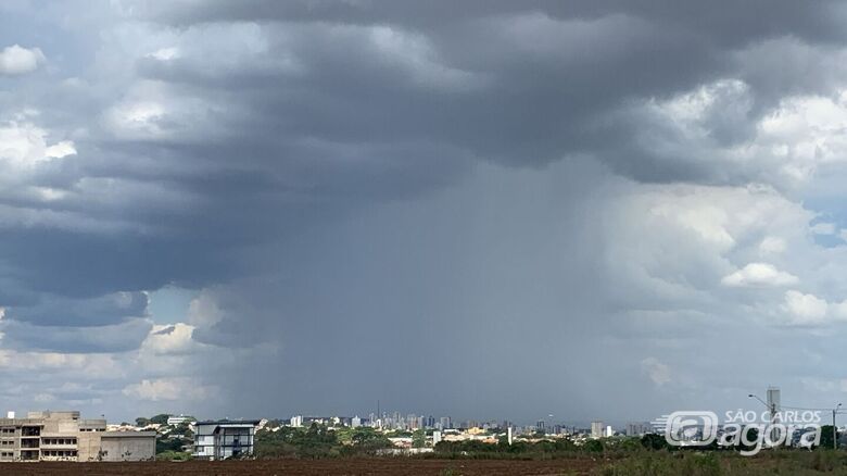 Foto enviada ao SCA mostra chuva sobre a cidade - Crédito: SCA