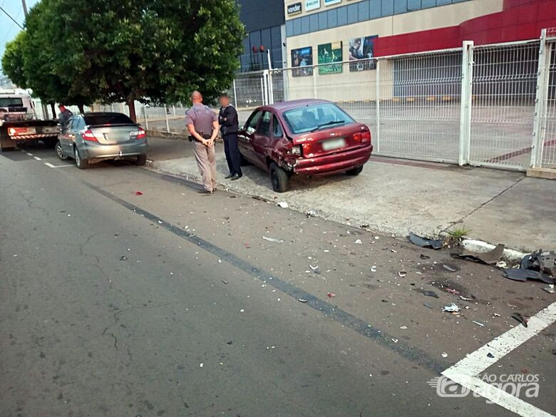 Motorista perde o controle e bate em carro estacionado na Getúlio Vargas - Crédito: Gabriel Henrique