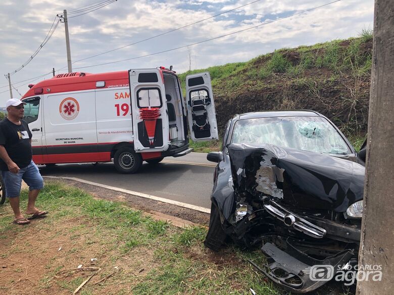 Carro ficou com a frente destruída  - Crédito: Gabriel Henrique 