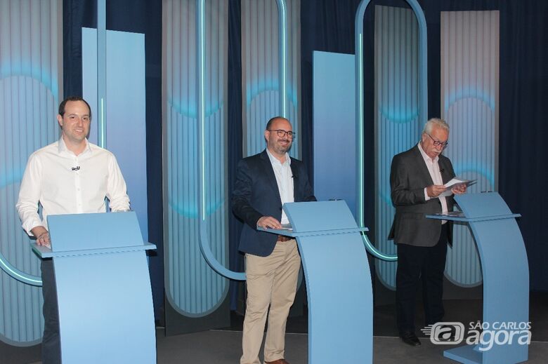 Candidatos durante debate  - Crédito: SCA