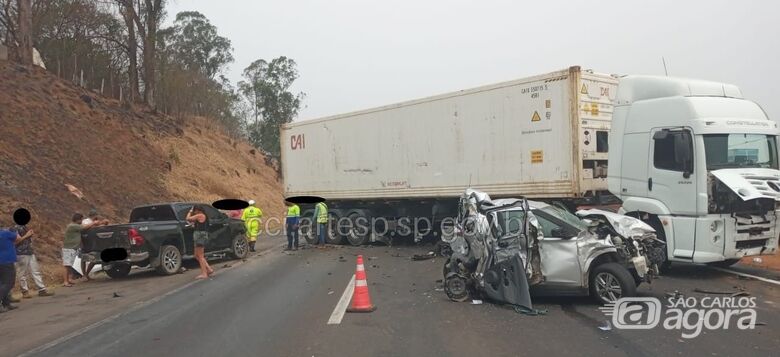 Engavetamento envolvendo vários veículos deixa uma pessoa em estado grave na WL - 