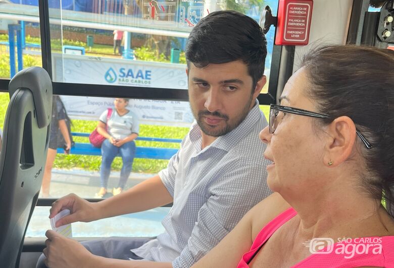 Bruno Zancheta conversa com passageira em ônibus - Crédito: divulgação