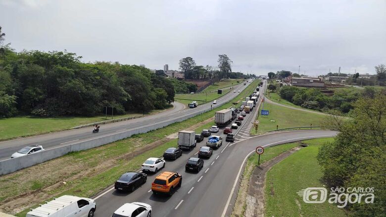 Fila de carros começa na altura da UFSCar - Crédito: Maycon Maximino