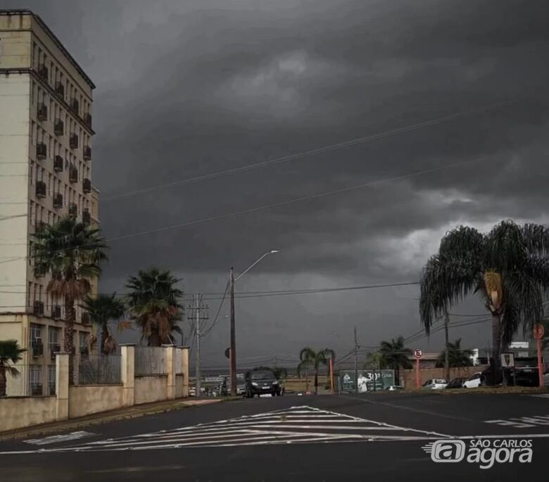 Nuvens carregadas se aproximam de São Carlos e há previsão de chuva forte - 