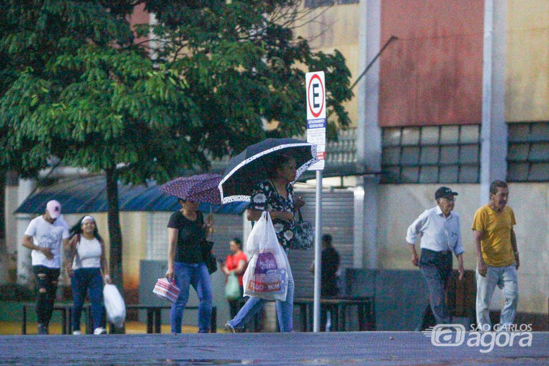 Moradores durante chuva no Centro - Crédito: SCA