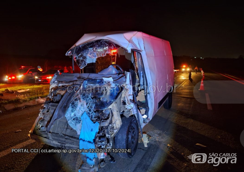  Colisão entre Van e Carreta deixa duas vítimas fatais na SP-308 - 