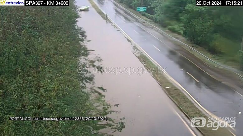 Córrego transborda devido a forte chuva e causa alagamento em rodovia da região - 